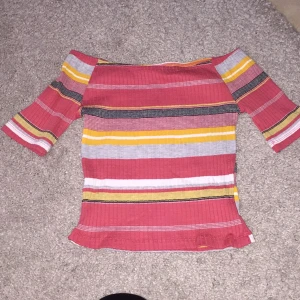  - Ny oanvänd crop top med prislappen kvar. Köpt på Bershka. Storlek S-M