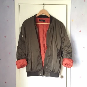  - Bomberjacka med orange foder från zara. Använd en gång. En ganska stor small, så skulle säga S/M. Skicka meddelande om ni vill se den på! :) 