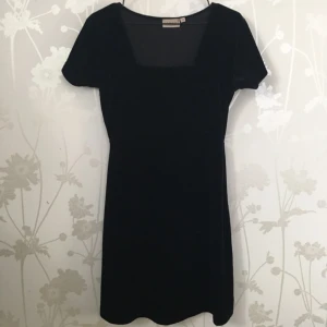  - Jättefin sammetsklänning från Hennes Collection🌻  🗯 köparen står för frakten eller mötes upp i Stockholm 