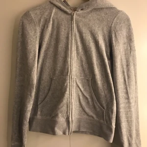  - Snygg tjocktröja från juicy couture, Strl M men passar en small också. Enda slitaget sitter på trycket på ryggen men det är inget man tänker på. 