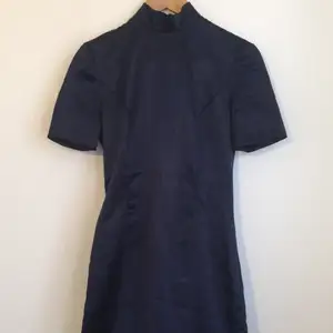 Mörkblå MIDI klänning Storlek S klänningen  sys på beställning i studio