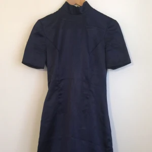  - Mörkblå MIDI klänning Storlek S klänningen  sys på beställning i studio