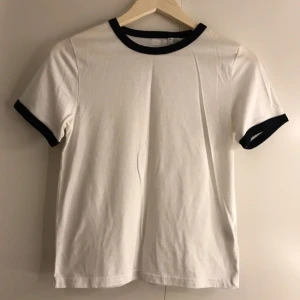  - Cool T-shirt från cooperative, köpt på Urban outfitters och använd 2ggr. Strl medium men skulle säga att den är mer åt smallhållet. 
