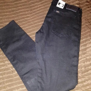  - Lee jeans aldrig använda prislapp kvar. Kill jeans. Går att buda men inte under 500