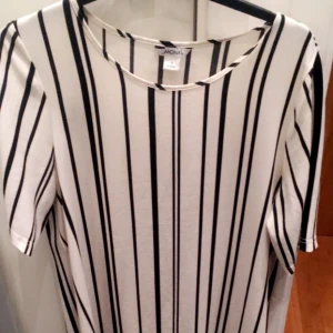  - Randig snygg klänning
"Pösig"