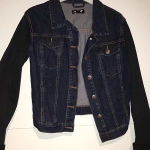  - Sjukt snygg jeansjacka. Använd ett fåtal gånger. Perfekt till våren! 