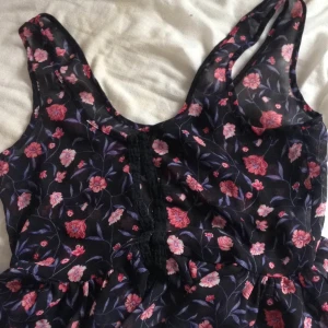  - Linne ifrån forever 21! Rosa blommor på!