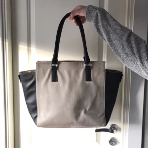  - Väska från H&M. Användbar väska som man får plats mycket med i.