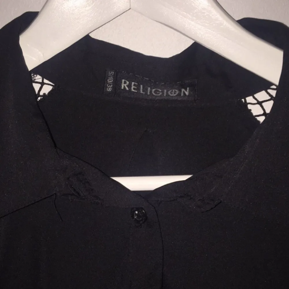 Superfin skjorta från religion! . Blusar.