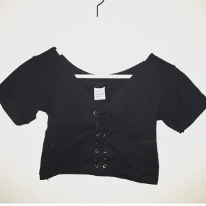 Magtröja med snörning 🔥  - KAXIG magtröja från Italien! Det går att justera urringningen via dom snören som finns!  Jag är en M och använt den som magtröja, på en XS täcker den nog magen, så fungerar för båda!