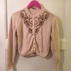  - Jättefin kort vintagekofta som jag köpt i New York för några år sedan. Står ingen storlek i men jag skulle tro att den är runt XS/S. Jättefint skick!