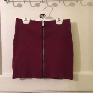  - Vinröd kjol med dragkedja fram. Endast använd ett fåtal gånger, i perfekt skick!