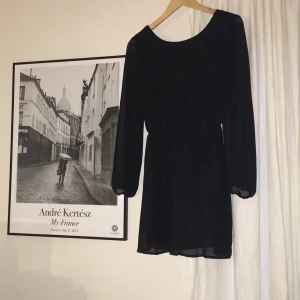  - Svart klänning med djup rygg från Bikbok. Passar xs-m. 