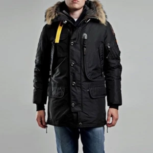  - Säljer en herr kodiak jacka som kostar i nypris 9499, kvitto hittas inte nu men kan letad upp vid behov. Jätte snygg och varm jacka med fin päls - smsa endast vid intresse 0769456255, svarar ej här! 