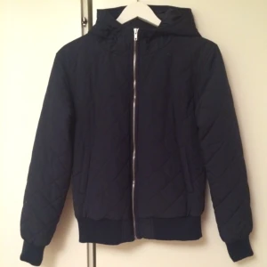  - Mörkblå jacka från Rut and circle. Använd endast en gång