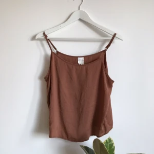  - Linne i sidenliknande material, från Monki. Lite kortare modell