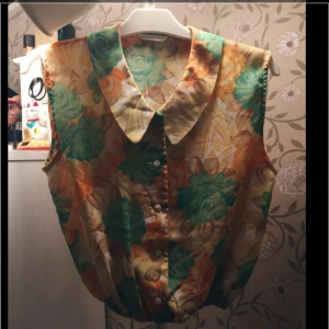  - Väldigt snygg retroplus köpt på en vintagebutik!    Kan mötas upp i Stockholm men föredrar frakt, då kan portot diskuteras! Bara höra av sig för fler bilder