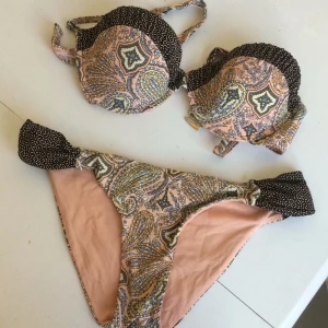  - Gammelrosa bikini från Billabong i jättefint mönster. Strl är 12 och sitter som en medium. I toppenskick!   Nypris: 889 kr (köpt i australien) 