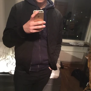  - Tunn bomberjacka från zara i jättefint skick. Köptes för 699 och säljes för 250!