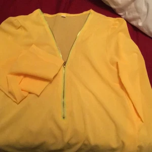 - XS-S blus - jättefin gul färg med guldskrig dragkedja. 