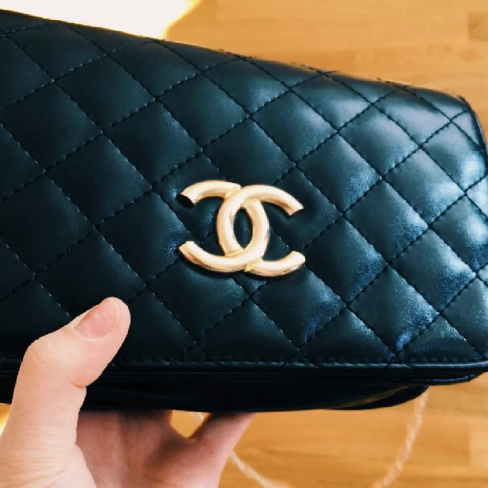 Jätte fin Chanel väska (fake) dom aldrig kommer till användning. Jätte fint skick med inga skador eller repor💕 Kan mötas upp i Stockholm ✨. Väskor.