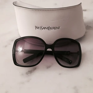  - Solglasögon från YSL, använda ett fåtal gånger. 