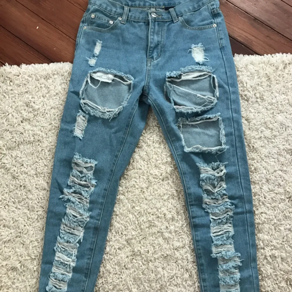 Riktigt coola trasiga jeans, aldrig använda. Jeans & Byxor.