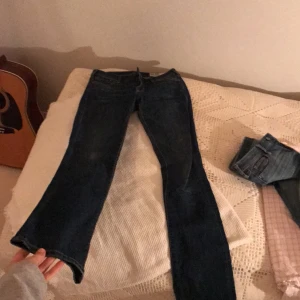  - Snygga jeans, har älskat dom men nu är dom för tighta i midjan. Frakt tillkommer. 