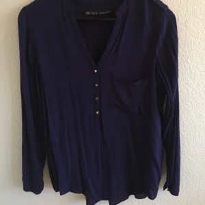  - Blus från Zara i mörkblått.