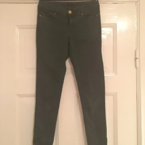  - Byxor från Zara. Dragkedja vid ankeln.