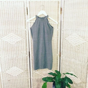  - Jättesöt grå turtleneck klänning i SUPERskick från Gina Tricot!!! Knappt använd. Så fin till helgen med något enkelt smycke och cool jacka. Eller bara på vardagen instoppad med ett par höga byxor över 😍

❗️Föredrar swish ❗️

FRI FRAKT 💌