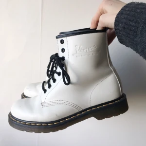  - Knappt använda vita läder doc martens. Jättebra skick👌   Tar emot swish betalning och kan skicka skorna via post.