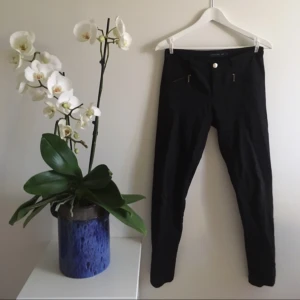  - STOCKH LM Snygga svarta byxor med gulddetaljer. 