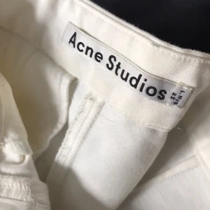  - Byxor i snyggt, vitt och lite hårdare material