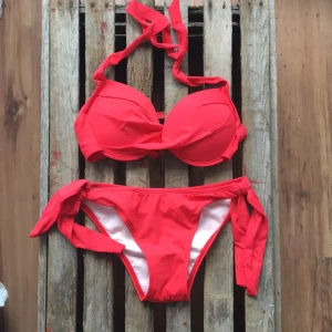  - Hallonrött bikiniset, aldrig använd!