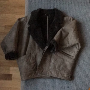  - Skönaste jackan (!!!) från Uruguay i äkta lammskinn. Köpt second hand och saknar 3 knappar därav priset . Lite oversize men passar utmärkt på en som är XS/S/M också ! :) 