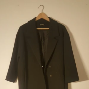  - svart kappa två år gammal. inte mycket använd..