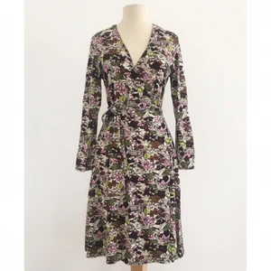  - Omlottklänning i vackert blommönster och härligt stretchig kvalité.

Märke: Topshop
Storlek: 36/38
Skick: Mycket gott. Sparsamt använd.

Pris: 150 kronor 

Frakt: Betalas av köparen. 