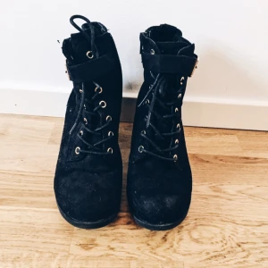  - Säljer ett par suuuuperbekväma boots med låg klack då jag 1. inte använder dem 2. Ska backpacka i Asien och behöver pengar 👈🏻
Superbra skick.
Pris kan diskuteras.