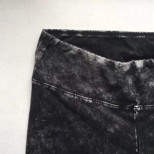  - Leggings från tna i storlek M.
