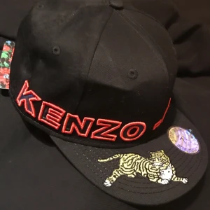  - Keps från kenzo X H&M
Storlek S 
Kan mötas upp vid TC
Kan skicka via post