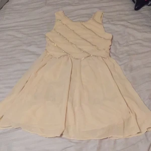 - Superfin festklänning i nude med paljettdetaljer. Står strl M, men är mer en XS/S. Oanvänd med lapp kvar.

Jag kan frakta eller mötas upp. Vid frakt står köparen för porto. 
Pris kan diskuteras vid snabb affär.


