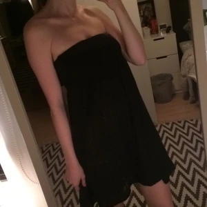  - Fin tubtopps klänning från HM. Solen lyser igenom mönstret på klänningen, och den passar perfekt över bikinin. Ribbad överdel, väldigt skön. Passar även 36, så överdelen stretchar. Köparen betalar frakt!