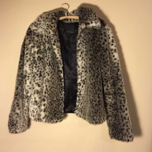  - Leofuskpäls! Underbar på all sätt och vis!! Både superkaxig och supercute.

Står storlek 40. På mig som har S sitter den bra fast lite luftigt. 