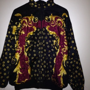  - Lite sådär pösig, tunn jacka från betond reto, bra skick. Originalpris 500kr
Kan mötas upp i stockholm!