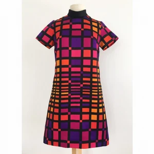  - Helt unik retroklänning i kraftigt satintyg med ett otroligt mönster!  Märke: Bianca (Vintage) Storlek: Saknas, men gissar en 38:a. Skick: Utmärkt! Aldrig använd.  Pris: 1200 kronor  Frakt: Betalas av köparen.