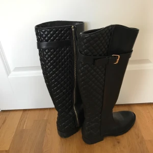  - Stövlar från Zara i jätte fint skick! Använda ca 2-3 gånger! Storlek 37