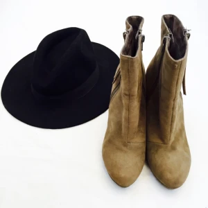  - Boots med klack, mossgröna, mockaimitation, dragkedja för att öppna och stänga insidan och även dragkedja på utsidan som dekoration!