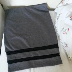  - Säljer denna stilrena o mycket lättmatchande kjol från HM. Passar så väl xs som m då den e stretch. Superfint skick