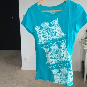  - Turkos/Blå Juicy Couture t-shirt. Nästan oanvänd i bra skick. 